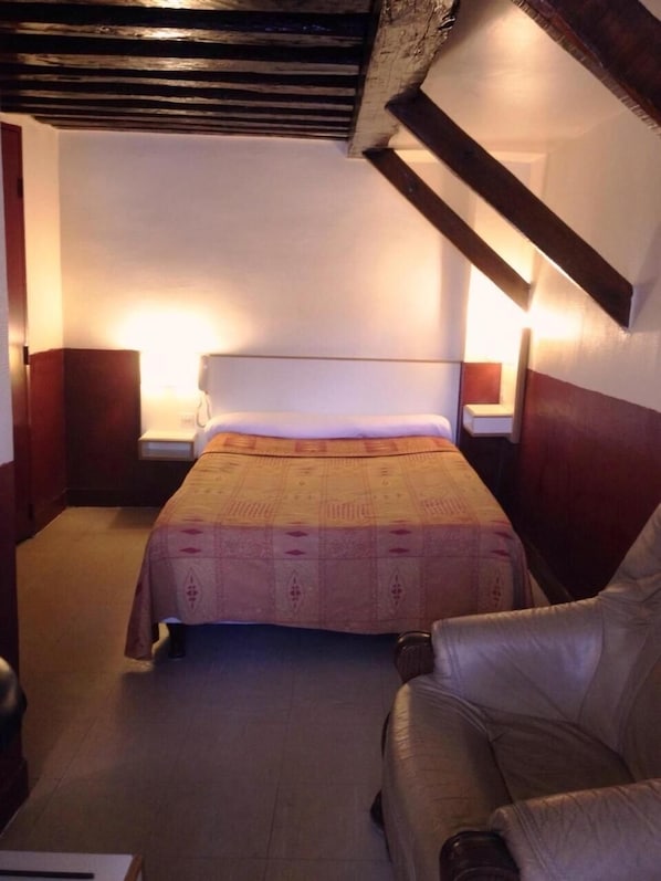 Desk, free cots/infant beds, rollaway beds, bed sheets