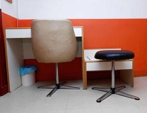 Desk, free cots/infant beds, rollaway beds, bed sheets - Hotel du Pont neuf (Paris)