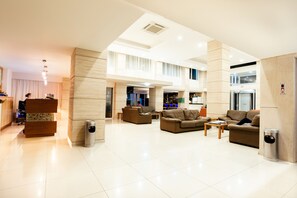 Área de estar no saguão