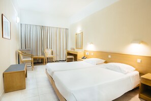 客房內保險箱、書桌、隔音、熨斗/熨衣板