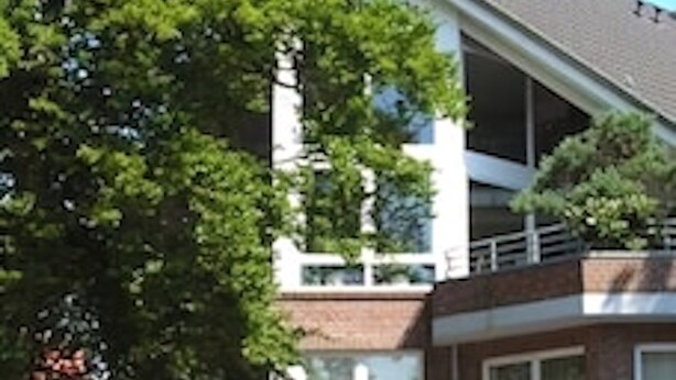 A hotel with a two-story structure, a car parked in front, and a tree to the left. - Hotel Blankenese (Hamburg)
