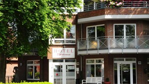 A hotel with a sign reading "HOTEL Blankensee" and a balcony with potted plants. - Hotel Blankenese (Hamburg)