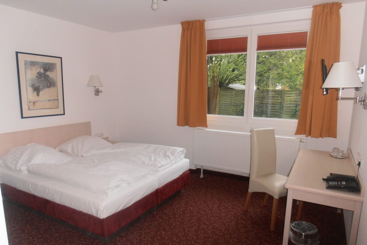 Een bureau, gratis wifi, beddengoed