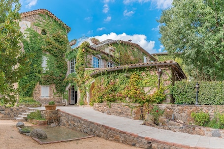 Front of property. Le Pradinas