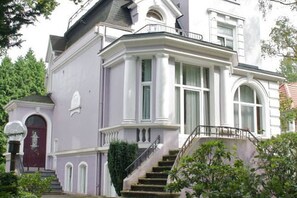 Vista frontal de la propiedad