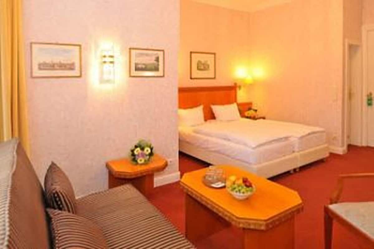 Escritorio, insonorización, wifi gratis y muebles diferentes 