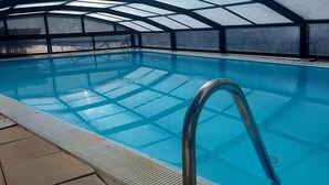 Piscine couverte, chaises longues