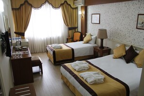 Triple Room with Balcony | 迷你吧、隔音、免費無線上網