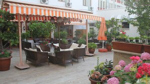 Outdoor dining - Hamidiye Hotel (Istanbul)