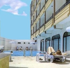 حمام سباحة خارجي