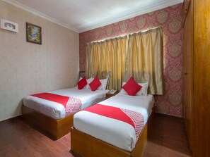 Desk, rollaway beds, free WiFi - OYO 998 Queen City Hotel (George Town)