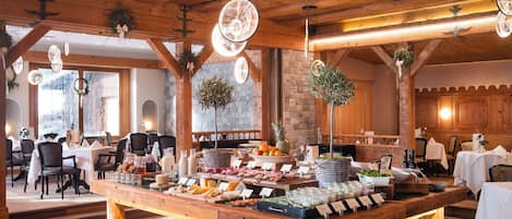 Free daily cooked-to-order breakfast