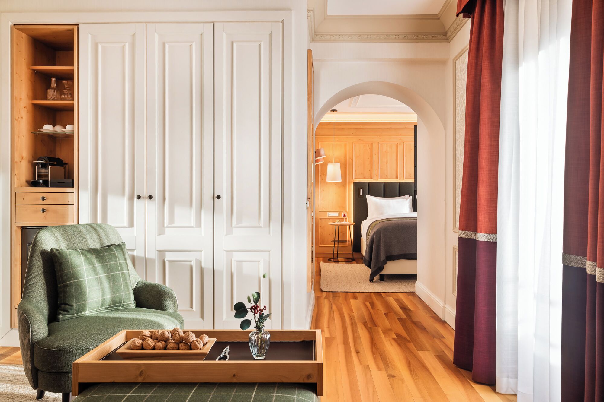 Deluxe-Suite | Wohnbereich | 40-Zoll-Flachbildfernseher mit Digitalempfang, Fernseher