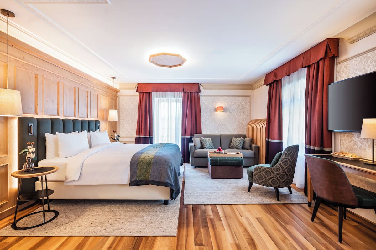Junior Suite | Premium bedding, pillow-top beds, minibar, in-room safe