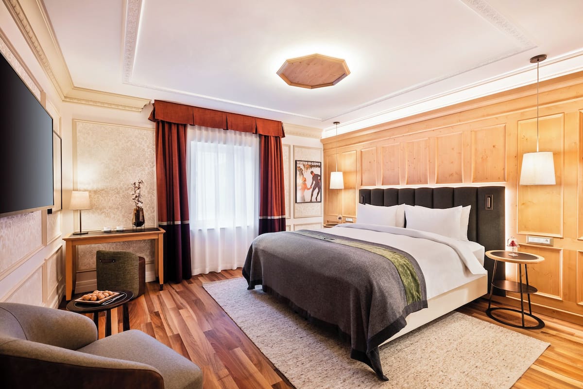 Room, 1 King Bed | Premium bedding, pillow-top beds, minibar, in-room safe