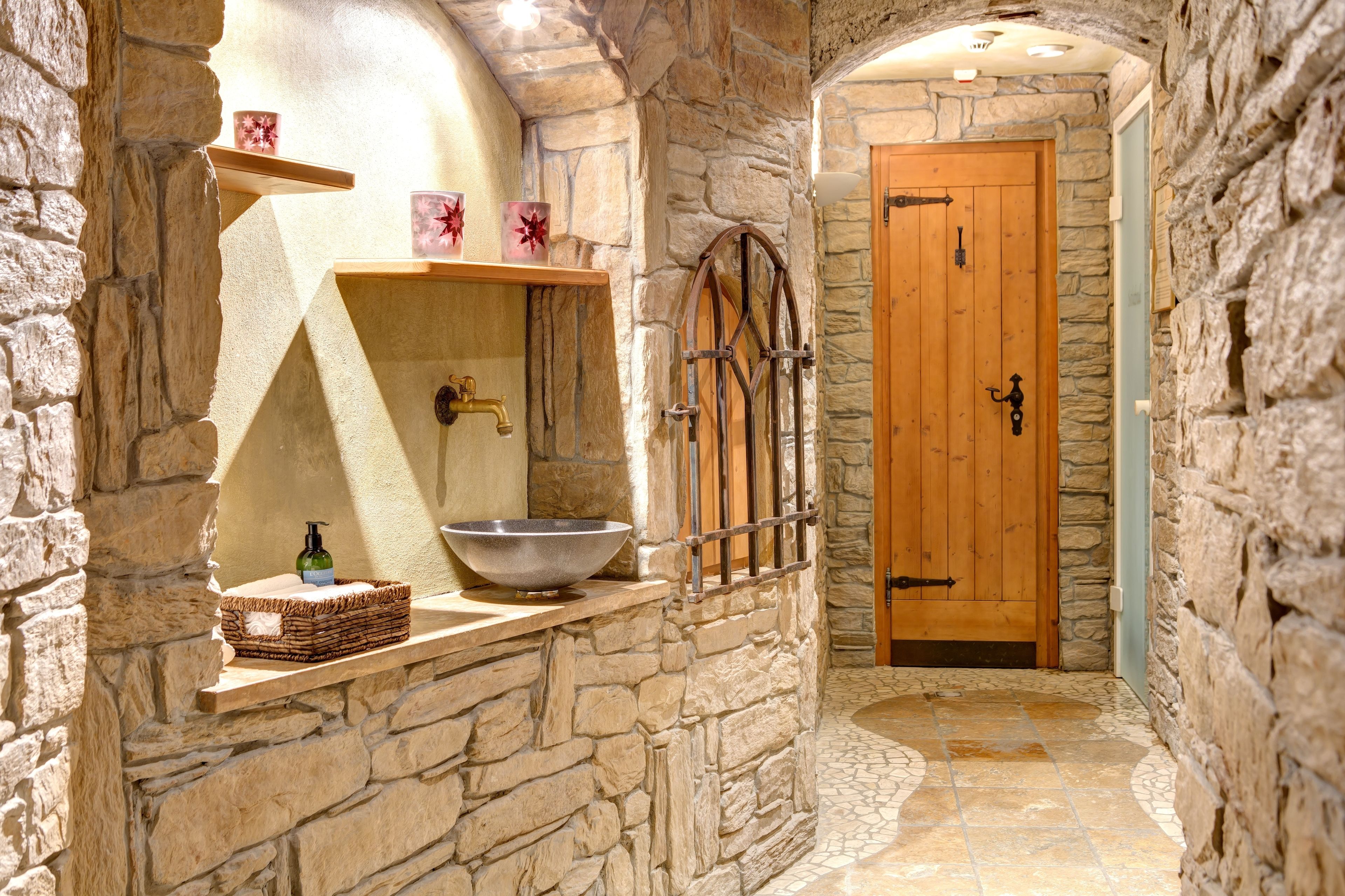 sauna, hot tub, steam room, turkish bath/hammam, body treatments