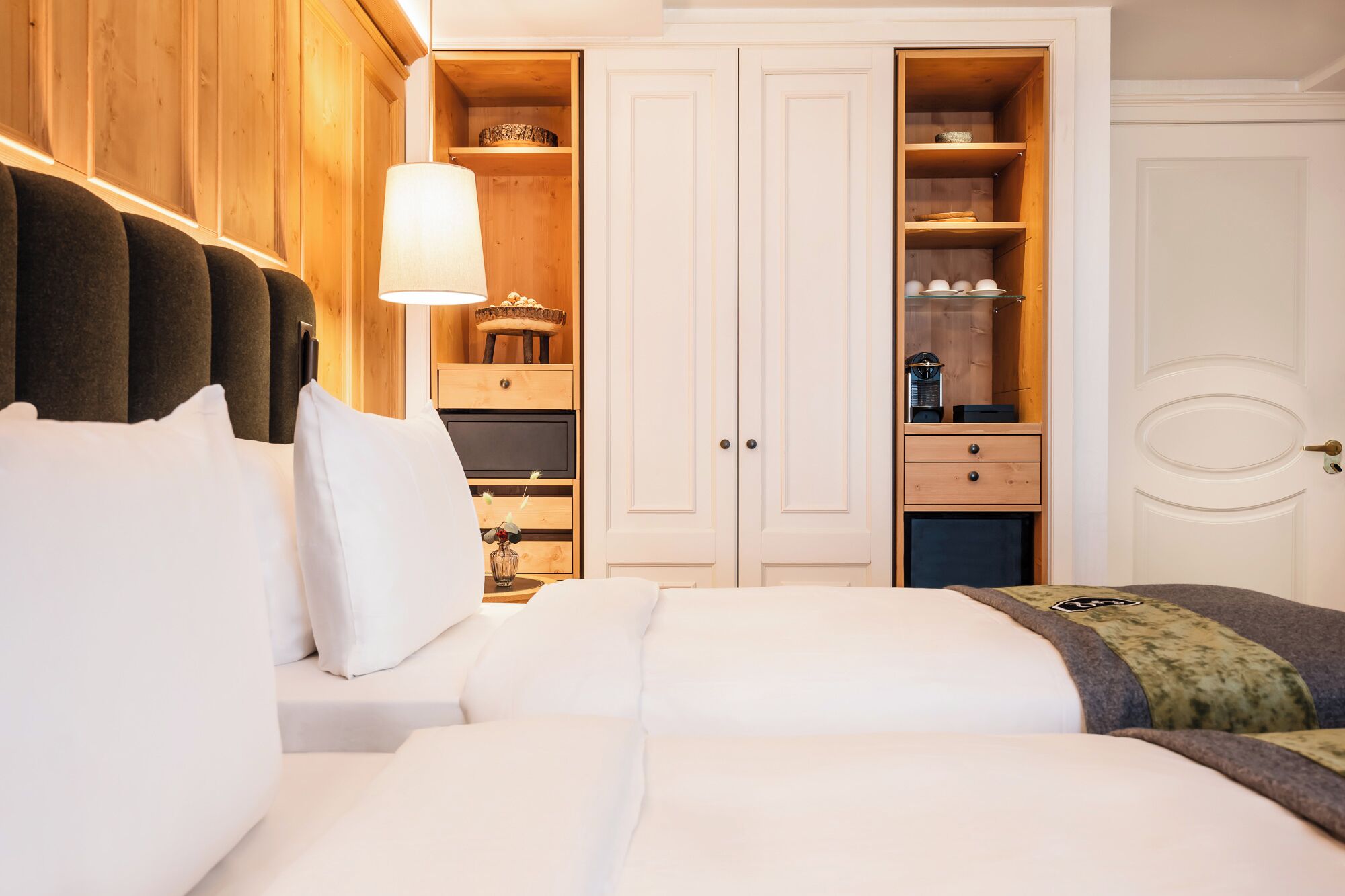 Habitació, 2 llits individuals | Roba de llit d'alta qualitat i matalassos amb encoixinament addicional 