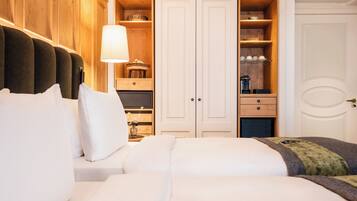 Habitació, 2 llits individuals | Roba de llit d'alta qualitat i matalassos amb encoixinament addicional