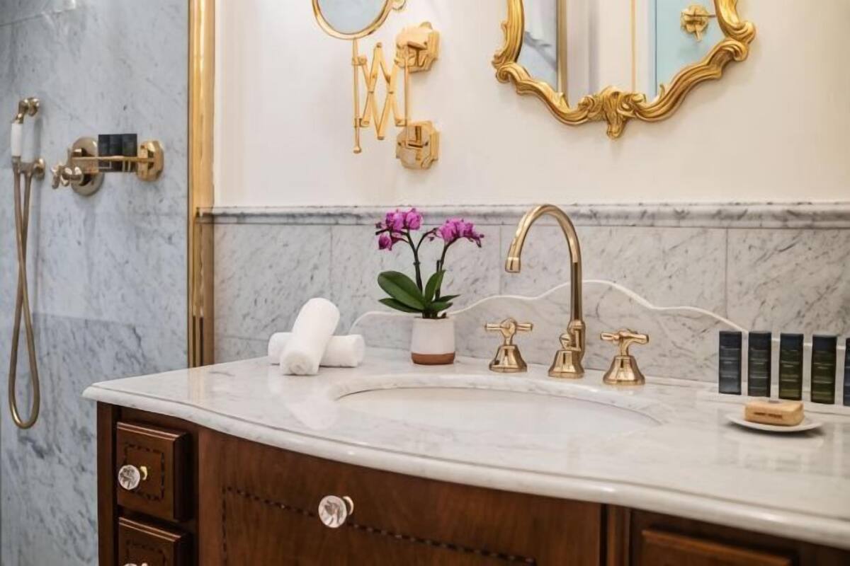 Salle de bain | Articles de toilette de luxe, sĂšche-cheveux, peignoirs, chaussons
