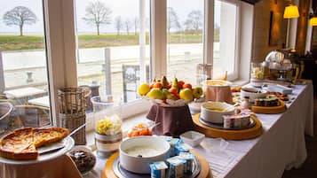 Daily continental breakfast (EUR 19 per person)