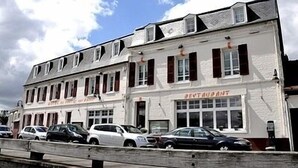 A two-story building with a restaurant on the ground floor. There are several parked cars in front. - Hôtel du Port et des bains (Saint-Valery-sur-Somme)