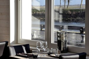 供应午餐和晚餐，法国菜