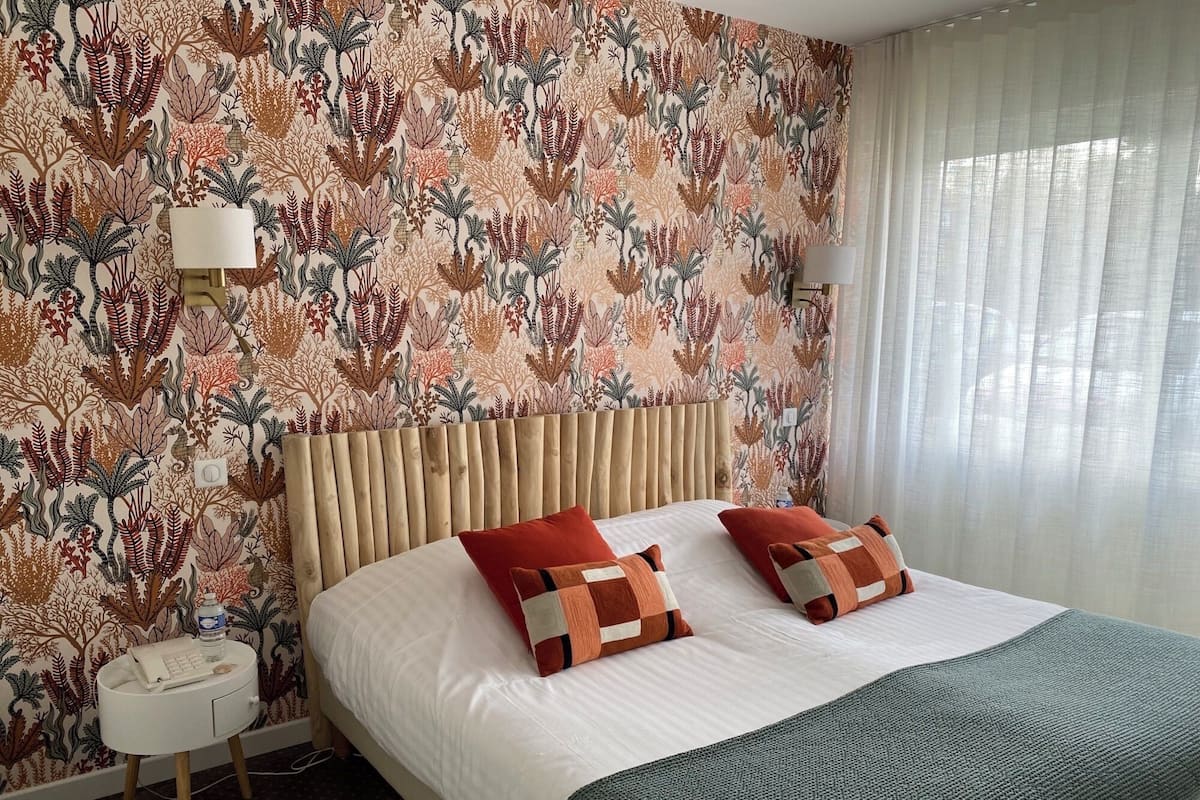 Chambre double | Coffre-fort, bureau, systĂšme dâinsonorisation, fer et planche Ă repasser