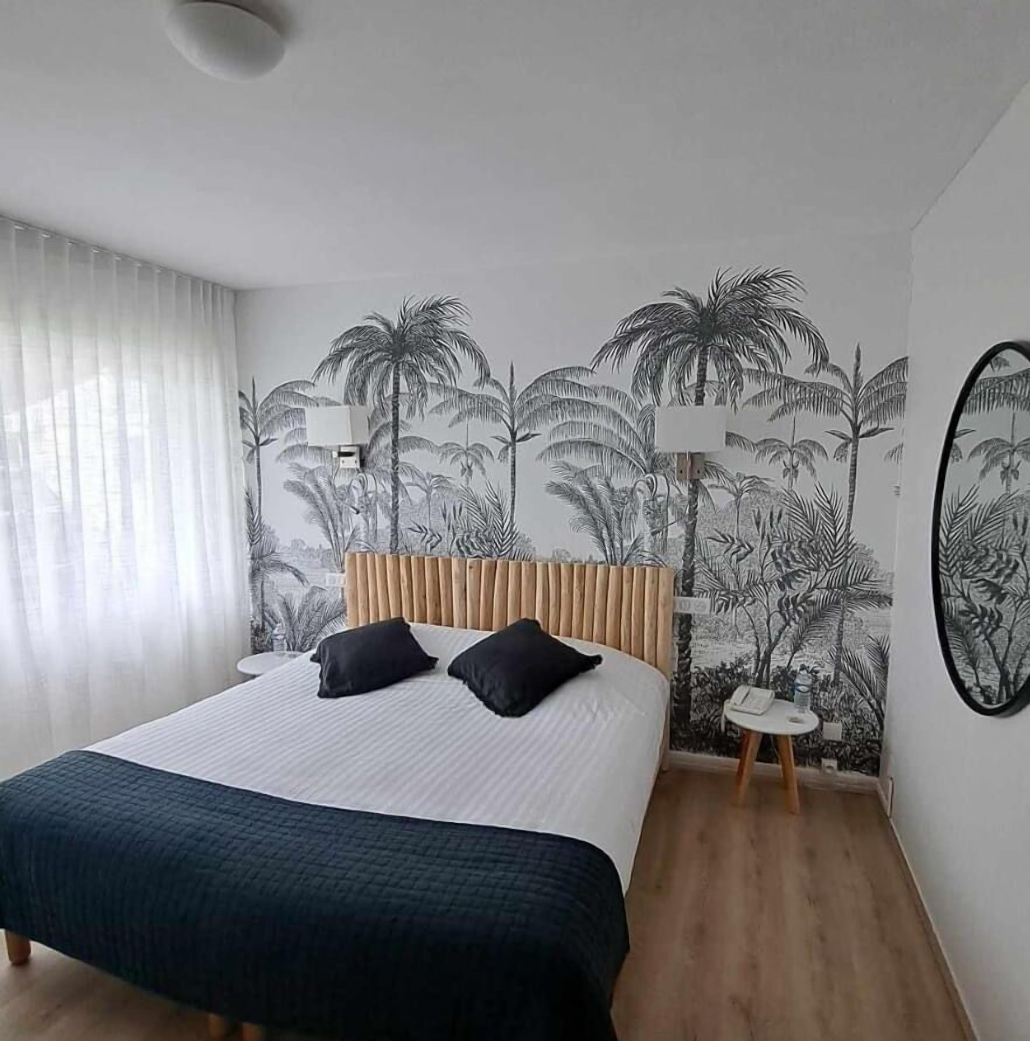 双人房 | 客房内保险箱、办公桌、隔音  、熨斗/熨板