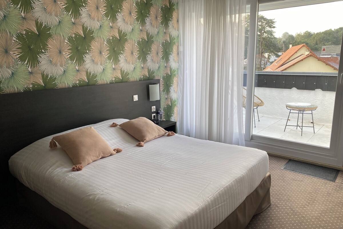 in-room safe, desk, soundproofing, iron/ironing board