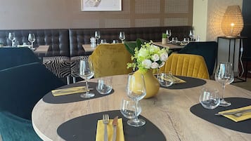 Aperto a colazione, pranzo e cena, cucina francese