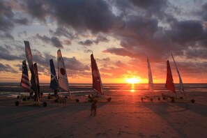 A beach with sailboats and a sunset. - Hôtel Le Régina (Neufchatel-Hardelot)