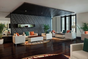 2 間酒吧/酒廊、運動酒吧