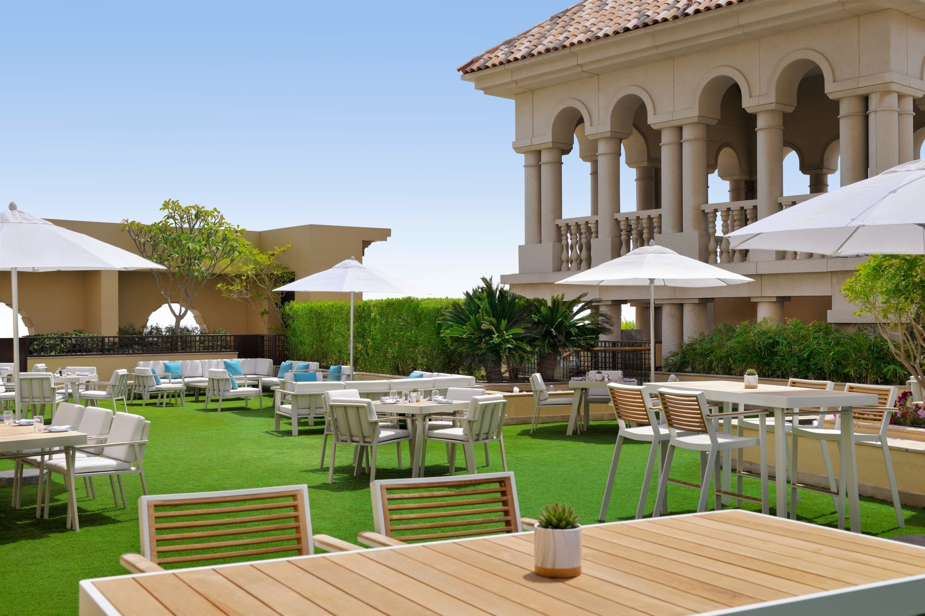 5 restaurants, breakfast, lunch, dinner served; international cuisine