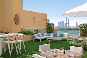 5 restaurantes; se sirven desayunos, almuerzos y cocina internacional