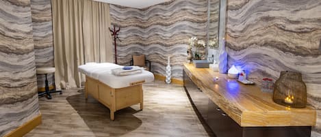 Salas de tratamiento para parejas, sauna y tina de hidromasaje