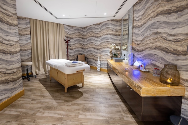 Couples treatment rooms, sauna, hot tub, steam room, body treatments