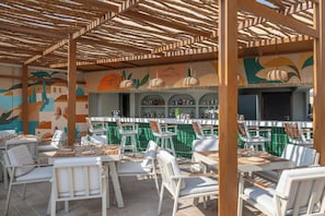 5 restaurants; breakfast, lunch, dinner and brunch served  - Marriott Hotel Al Jaddaf, Dubai (Dubai)