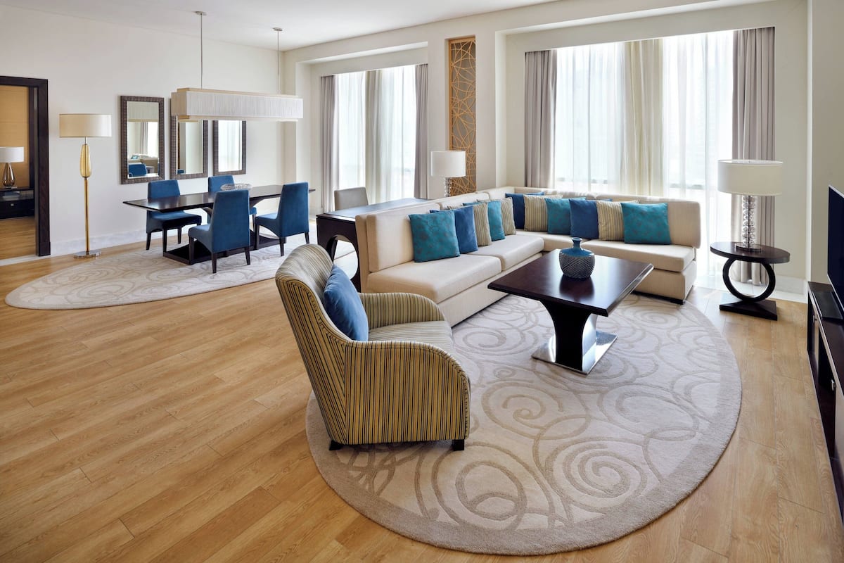 Executive Suite, 1 King Bed, Non Smoking | Premium bedding, minibar, in-room safe, desk