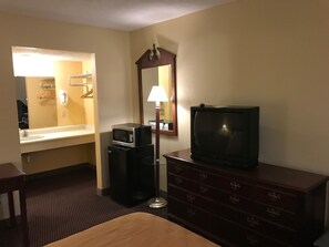 Chambre, 1 très grand lit, non-fumeurs, réfrigérateur et four à micro-ondes