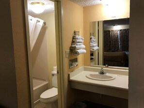 Chambre, 1 très grand lit, non-fumeurs, réfrigérateur et four à micro-ondes | Salle de bain