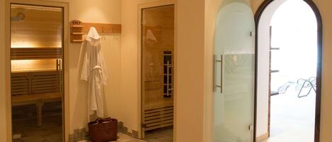 Entrada de hotel con sauna e infrarrojos.