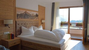 Kamar Double Superior, pemandangan gunung | 1 kamar tidur, brankas, meja kerja, dan ruang kerja ramah laptop