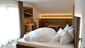 Dobbeltrom – comfort | 1 soverom, safe på rommet, skrivebord og skrivebord for bærbar PC