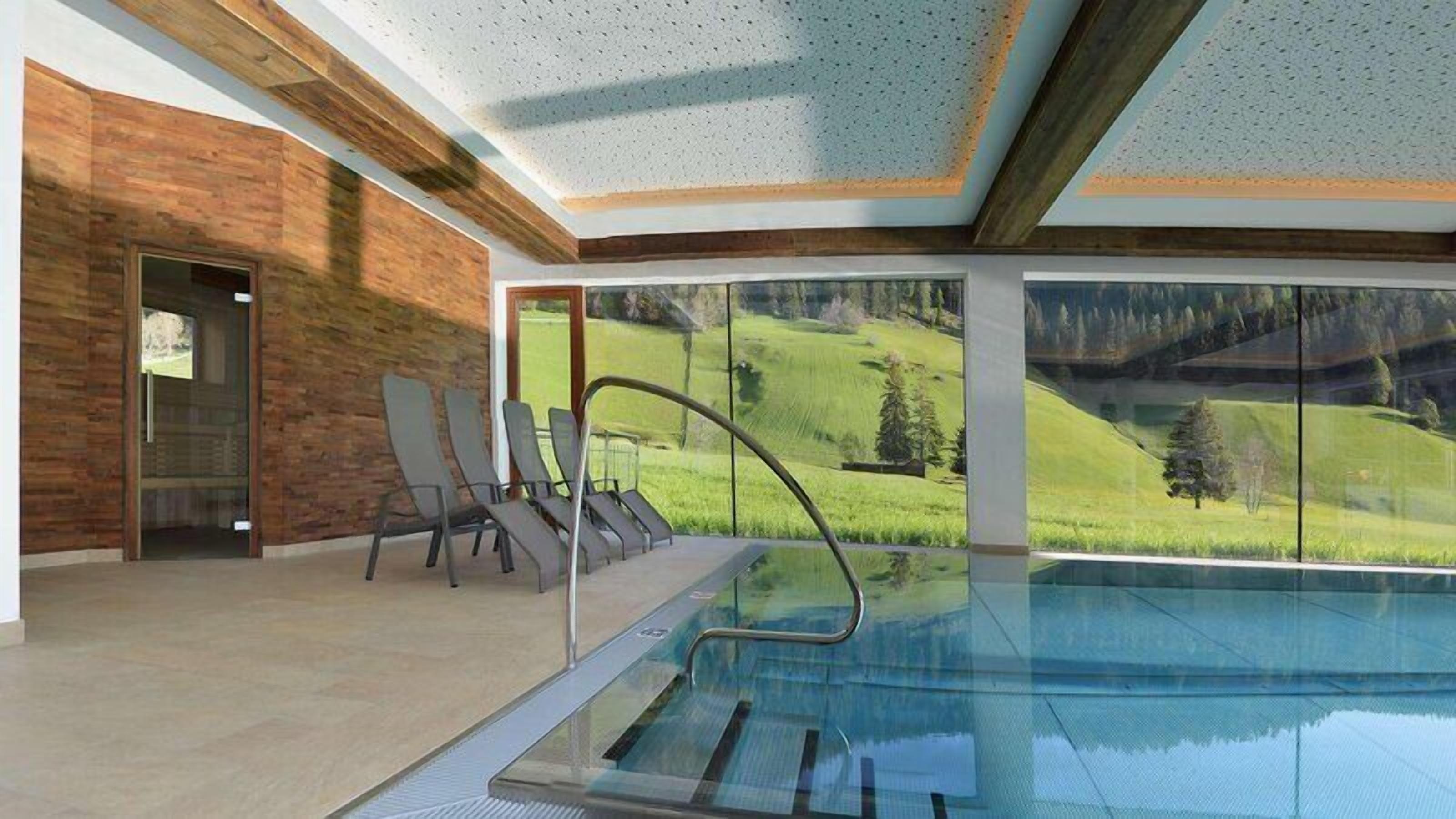 Una piscina cubierta