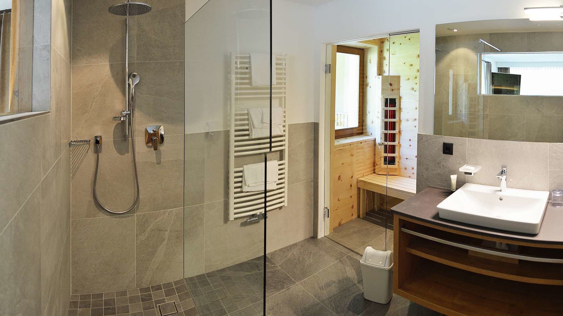 Deluxe Suite | Bathroom | Shower, free toiletries, hair dryer, bathrobes