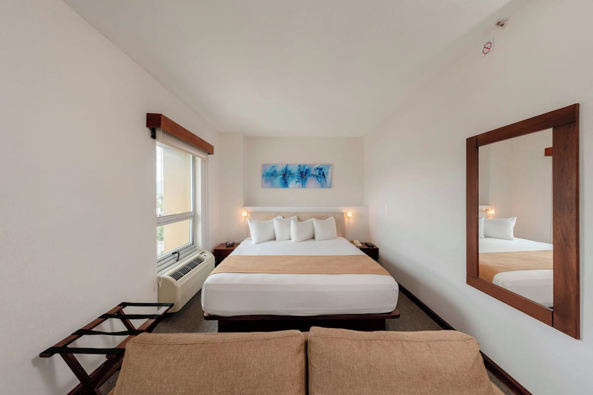Suite junior, 1 cama de matrimonio grande | Ropa de cama de alta calidad, caja fuerte, escritorio y cortinas opacas