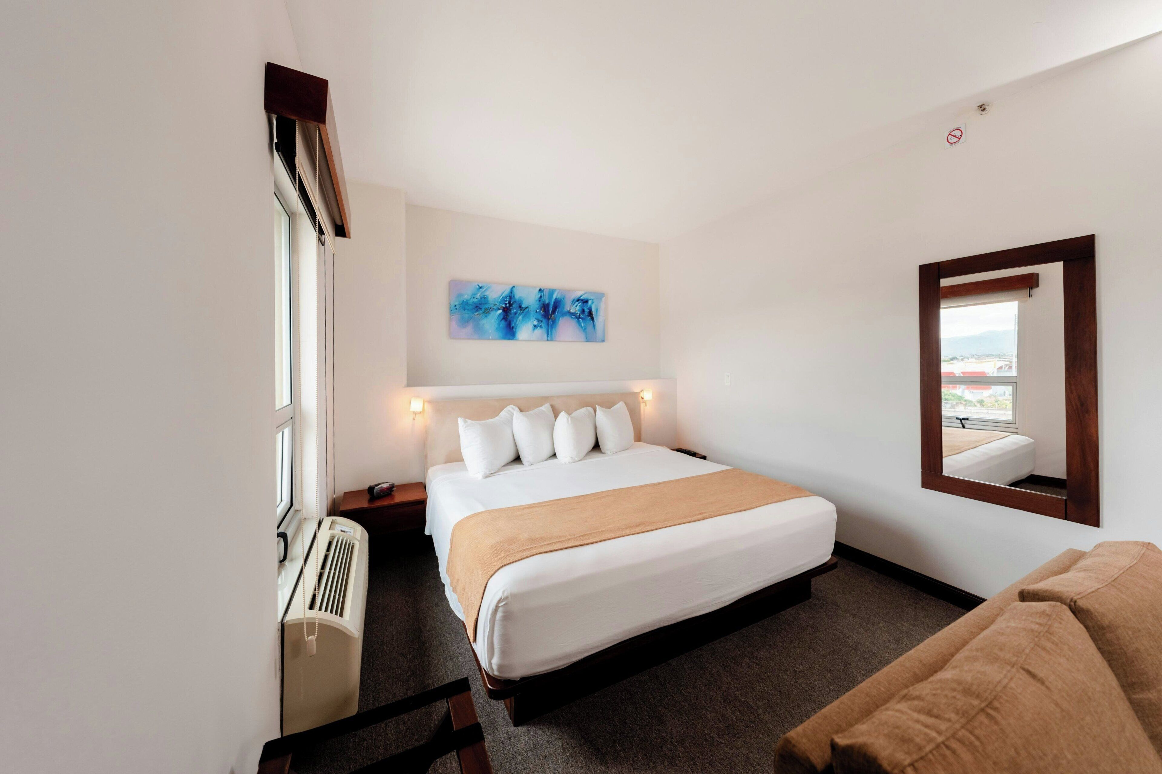 Habitación estándar, 1 cama de matrimonio | Ropa de cama de alta calidad, caja fuerte, escritorio y cortinas opacas