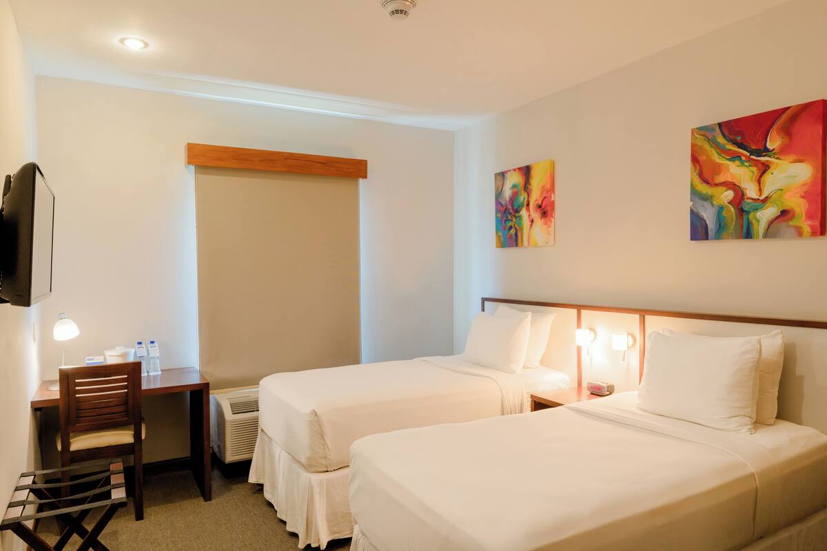 Quarto, 2 camas de solteiro | Roupas de cama premium, cofres nos quartos, escrivaninha