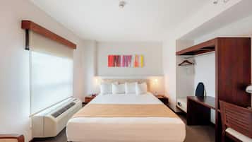 Deluxe suite, 1 kingsize bed | Luxe beddengoed, een kluis op de kamer, een bureau