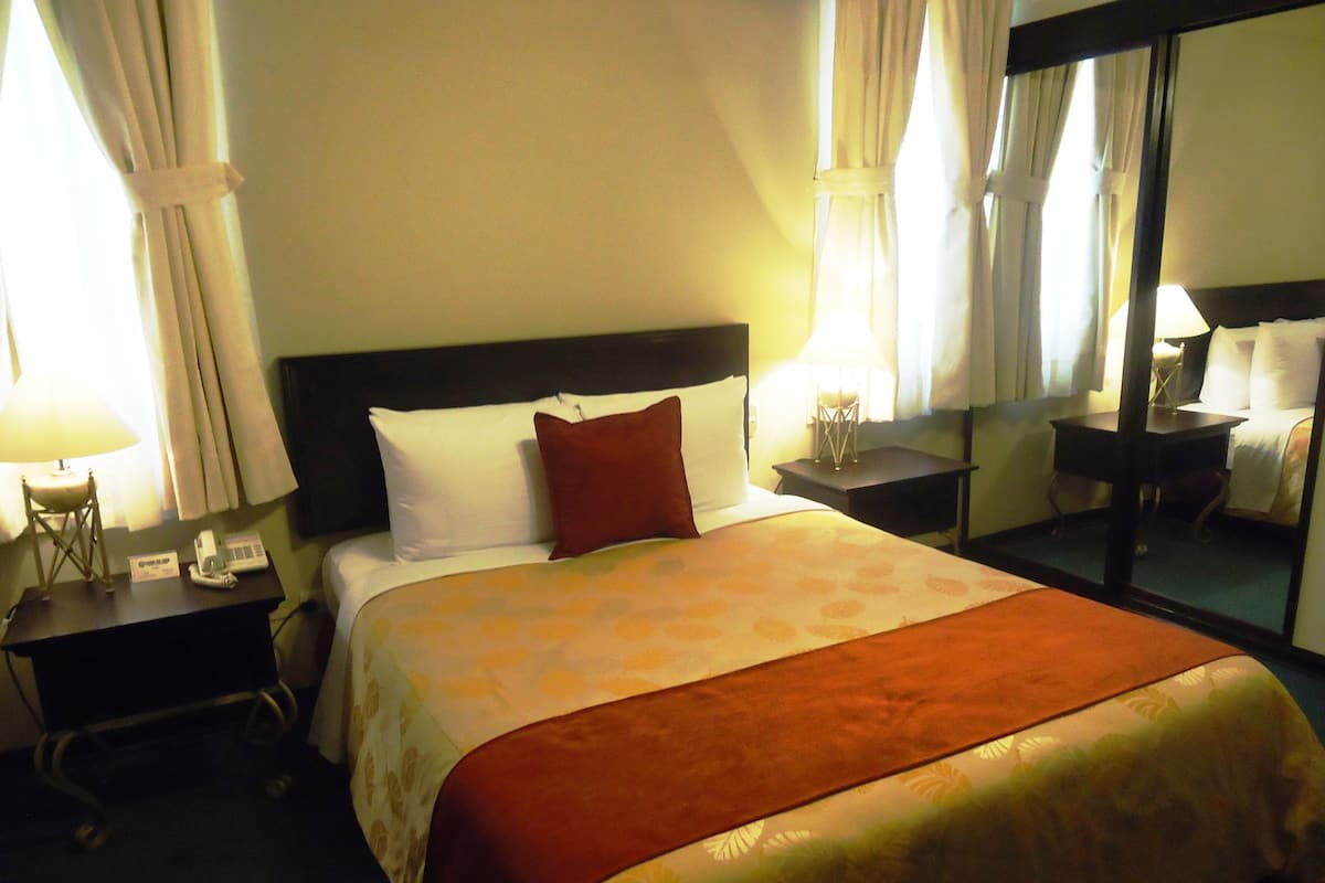 Down duvets, in-room safe, desk, blackout curtains